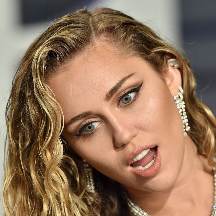 Vem assistir os teasers de &quot;She Is Coming&quot;, novo projeto da Miley Cyrus