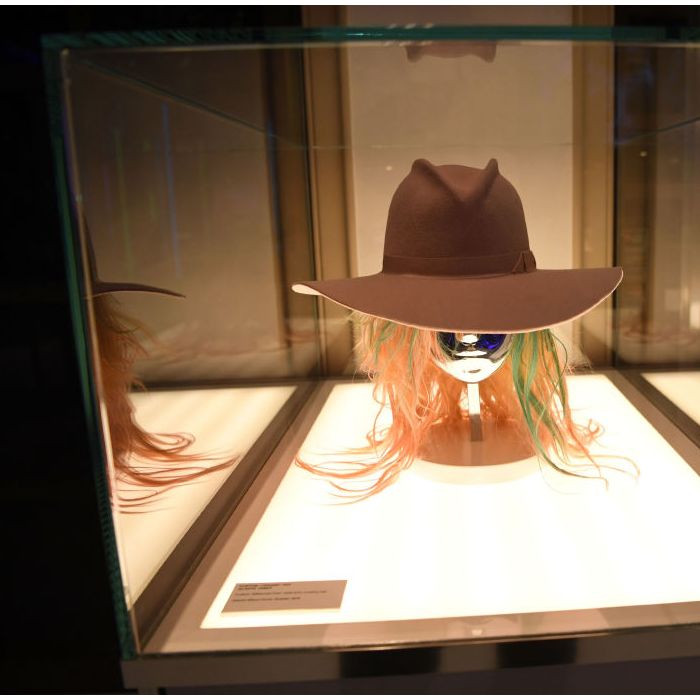  Lady Gaga e sua &quot;Haus of Gaga&quot;: já imaginou ver vários figurinos, acessórios e cenários que marcaram a carreira da cantora de pertinho? 