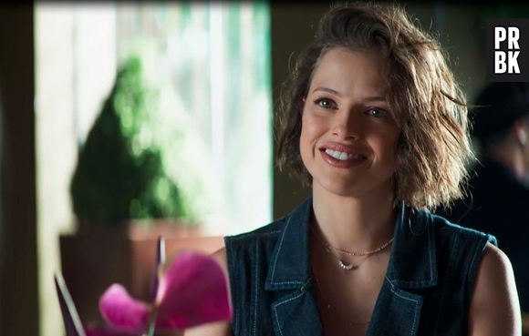 Novela "A Dona do Pedaço": Josiane (Agatha Moreira) está se apaixonando por Régis (Reynaldo Gianecchini)