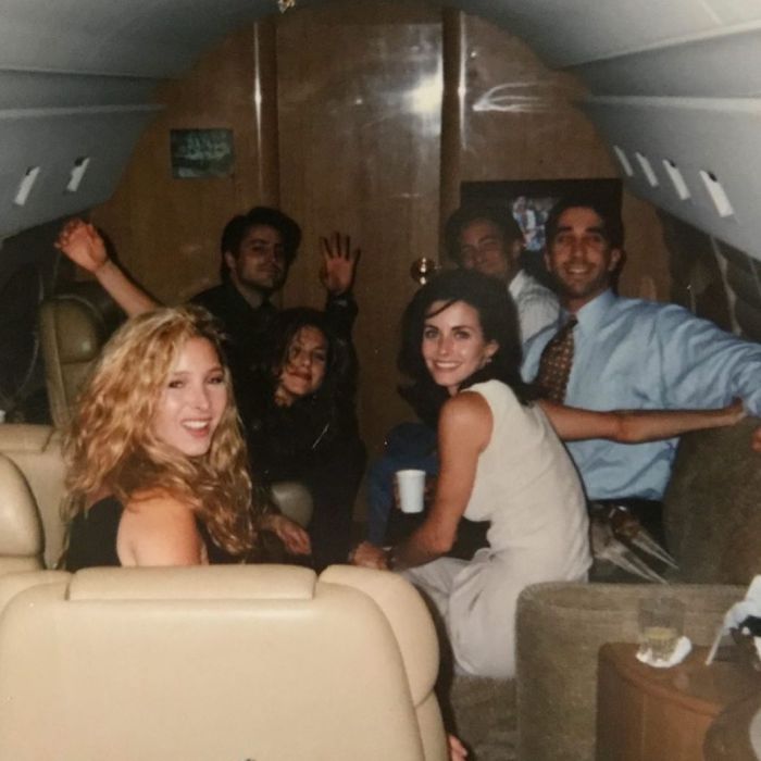Courteney Cox recentemente revelou uma foto rara do elenco de &quot;Friends&quot;