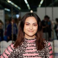 Até os figurinos de "Riverdale" contribuíram para os transtornos alimentares de Camila Mendes