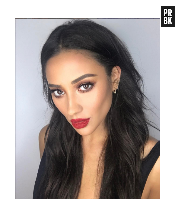 Shay Mitchell surpreendeu todo mundo com uma foto grávida