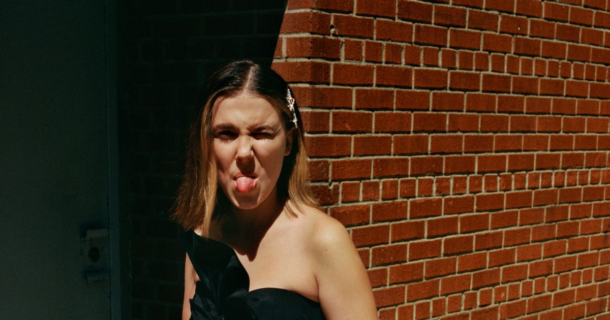 Millie Bobby Brown fala sobre a sua carreira para a revista Teen Vogue
