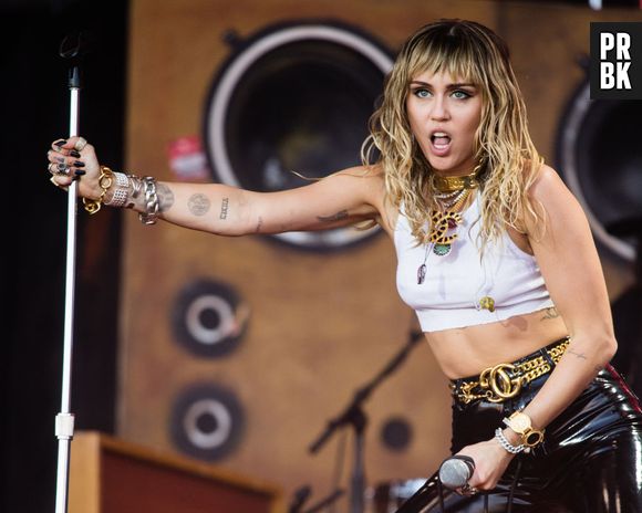 Com frases de manifesto e mulheres representadas como deusas, Miley Cyrus lança o clipe de "Mother's Daughter"