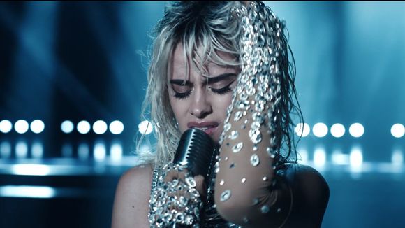 Camila Cabello e Mark Ronson estão fugindo para viver um grande amor no clipe de "Find U Again"