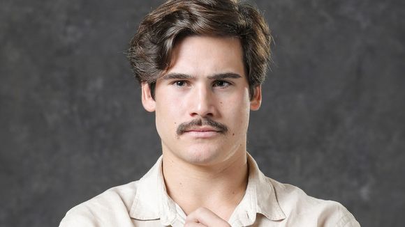 Cansado de fazer mocinhos, Nicolas Prattes pediu para fazer Alfredo em "Éramos Seis"