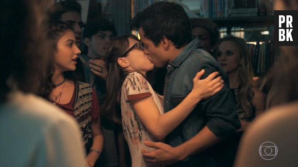 Em "As Five", Guto (Bruno Gadiol) assume que é gay e se separa de Benê (Daphne Bozanski)