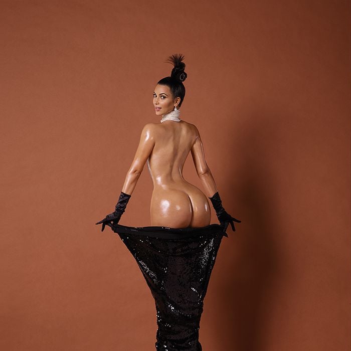 Antes de liberar geral, Kim Kardashian tinha mostrado seu generoso bumbum na revista Paper 