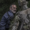 Nos quadrinhos de "The Walking Dead", Negan (Jeffrey Dean Morgan) é responsável pela morte de Alpha (Samantha Morton)