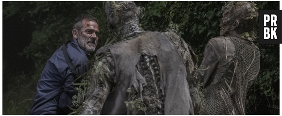 Nos quadrinhos de "The Walking Dead", Negan (Jeffrey Dean Morgan) é responsável pela morte de Alpha (Samantha Morton)