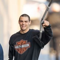 Noah Centineo falou sobre uns perrengues que passou enquanto se recuperava de uma cirurgia