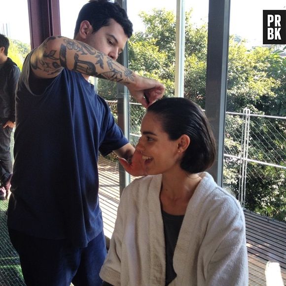 Laura Neiva ri enquanto se prepara para as fotos com o amigo Jesuíta Barbosa para a revista "s/n"