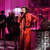 Harry Styles canta nova versão de "What Makes You Beautiful", um dos grandes sucessos do One Direcion