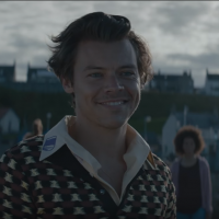 Sete anos depois, Harry Styles canta "What Makes You Beautiful", do One Direction, em nova versão