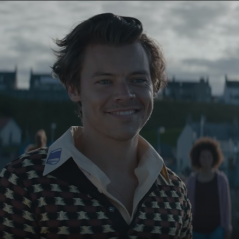 Sete anos depois, Harry Styles canta "What Makes You Beautiful", do One Direction, em nova versão