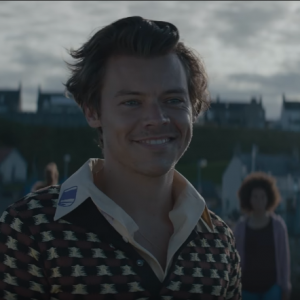 Sete anos depois, Harry Styles canta "What Makes You Beautiful", do One Direction, em nova versão