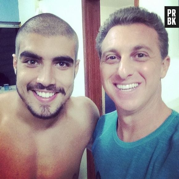 Caio Castro apareceu careca após perder aposta para o amigo Felipe Titto no "Caldeirão do Huck"