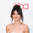 Selena Gomez vai lançar nova linha de maquiagem com 48 tons de base