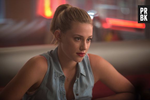 Lili Reinhart está aproveitando a quarentena para cuidar da saúde mental e descansar do trabalho