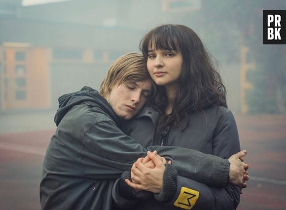 "Dark": trailer da 3ª temporada mostra Martha (Lisa Vicari) e Jonas (Louis Hofmann) tentando impedir o apocalipse