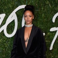 Rihanna pelada de novo! Cantora vai só de blazer para o British Fashion Awards 2014