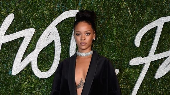 Rihanna pelada de novo! Cantora vai só de blazer para o British Fashion Awards 2014