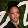 O look de Rihanna não é nada mais que um Blazer Balmain e uma meia calça no tapete vermelho do British Fashion Awards 2014