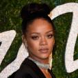  O look de Rihanna n&atilde;o &eacute; nada mais que um Blazer Balmain e uma meia cal&ccedil;a no tapete vermelho do British Fashion Awards 2014 