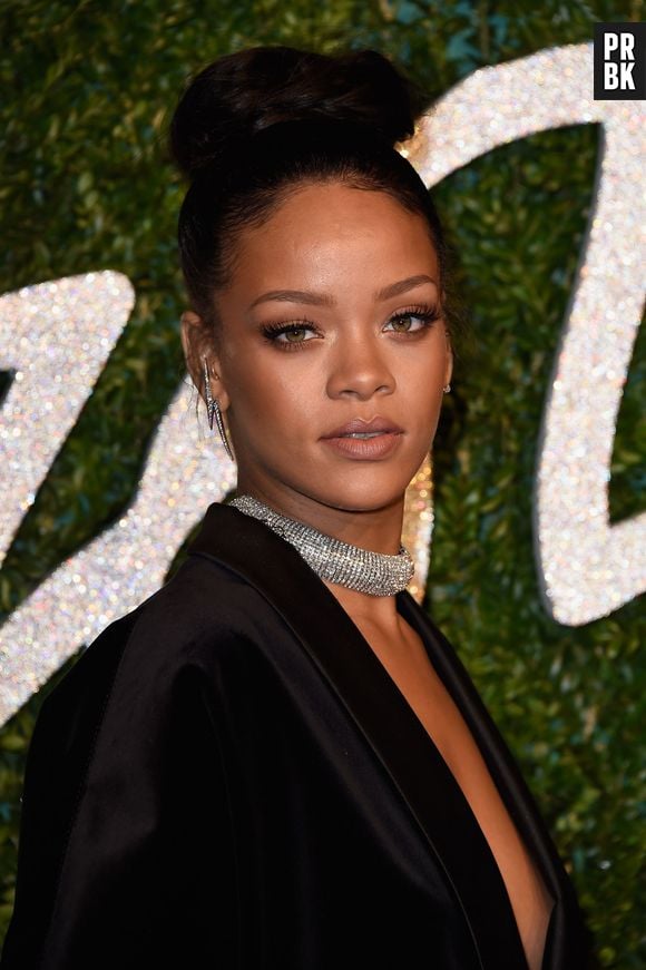 O look de Rihanna não é nada mais que um Blazer Balmain e uma meia calça no tapete vermelho do British Fashion Awards 2014