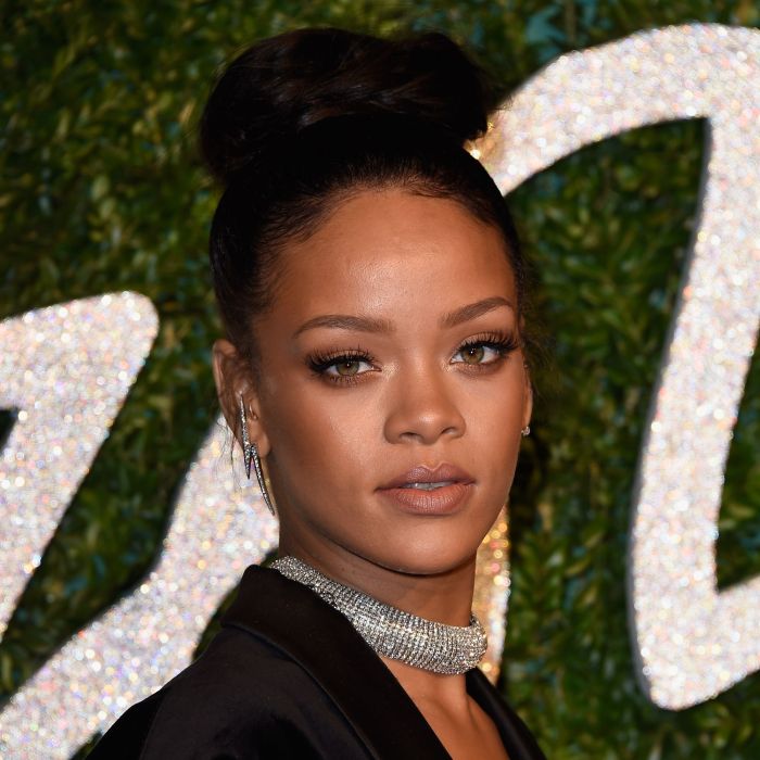  O look de Rihanna n&amp;atilde;o &amp;eacute; nada mais que um Blazer Balmain e uma meia cal&amp;ccedil;a no tapete vermelho do British Fashion Awards 2014 