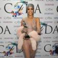  Rihanna usou vestido transparente com&nbsp;216 mil cristais Swarovski na premia&ccedil;&atilde;o CFDA Fashion Awards 