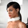 Rihanna também arrasou com o vestido Tom Ford no baile de gala amfAR, em novembro