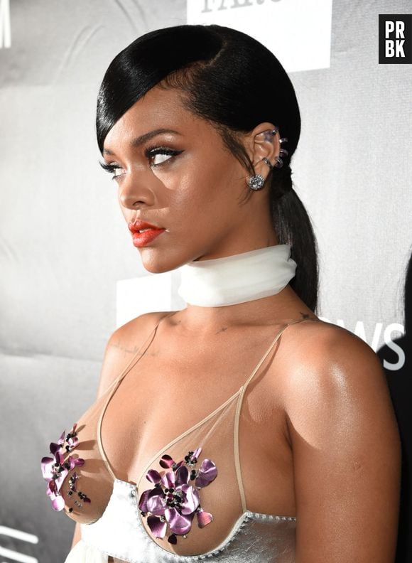 Rihanna também arrasou com o vestido Tom Ford no baile de gala amfAR, em novembro