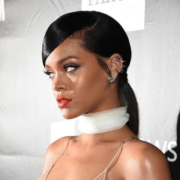  Rihanna tamb&amp;eacute;m arrasou com o vestido Tom Ford no baile de gala amfAR, em novembro 