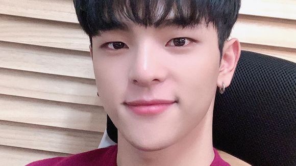 Fãs do Stray Kids estão suspeitando de que Woojin e o grupo já não se davam bem há um tempo