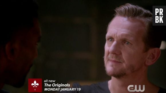 Em "The Originals", Mikael (Sebastian Roché) se junta com Finn (Yusuf Gatewood)