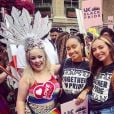 Nicola Coughlan, de "Bridgerton", já participou da Parada do Orgulho LGBTQIA+ de Londres, na Inglaterra, ao lado das meninas do Little Mix