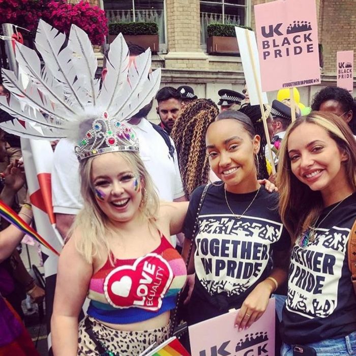 Nicola Coughlan, de &quot;Bridgerton&quot;, já participou da Parada do Orgulho LGBTQIA+ de Londres, na Inglaterra, ao lado das meninas do Little Mix