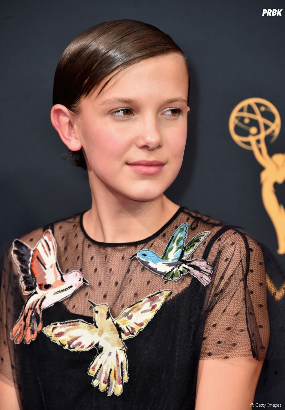 Millie Bobby Brown no Red Carpet do Emmy Awards 2016 - Purebreak