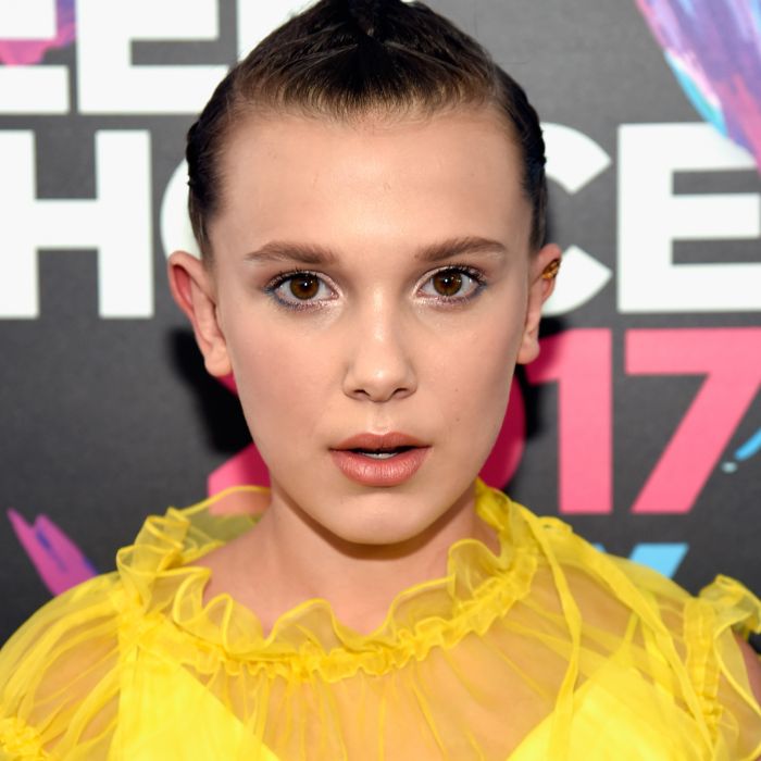 Na edição de 2017 do Teen Choice Awards, Millie Bobby Brown aposta em look amarelo