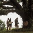 Na segunda temporada de 'Outer Banks',  JJ, Klara e Pope aparecem em frente a uma árvore fazendo um coração e fazendo uma espécie de cerimônia de despedida 