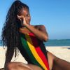 Iza também ama looks coloridos na moda praia
