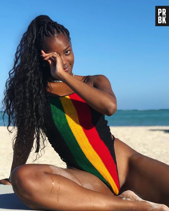 Iza também ama looks coloridos na moda praia