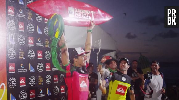 Gabriel Medina recebeu a prancha do título do campeonato mundial de surf