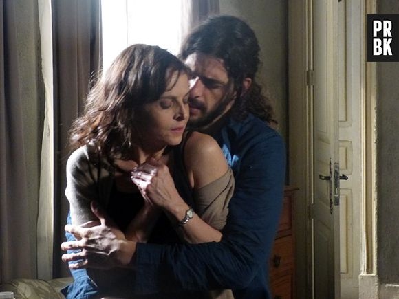 Novela "Império": Cora cava um buraco e enterra o corpo de Jairo  (Julio Machado) depois de prometer sua virgindade em troca dos serviços do ladrão para ela