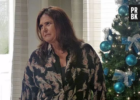 Novela "Império": Jurema (Elizângela), dá de cara com o marido tentando abusar de Cora, tropeça da escada e morre 