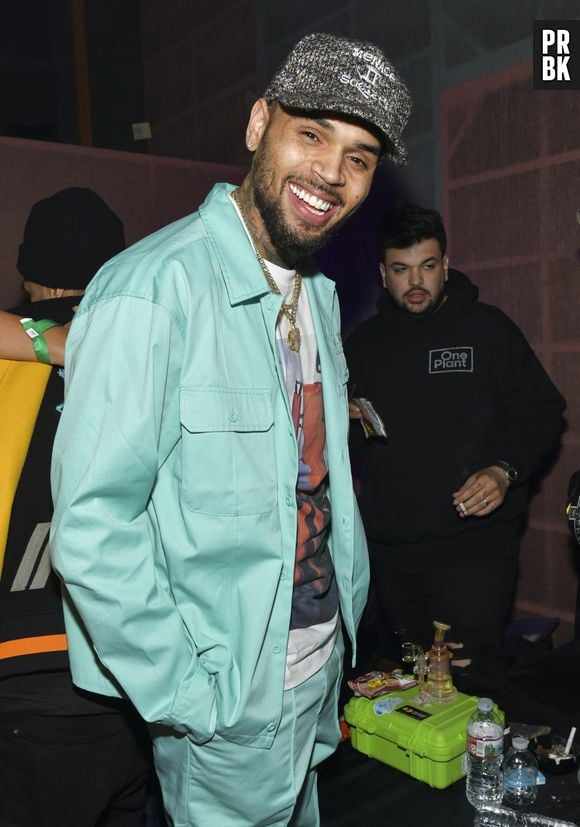 Elton John também é amigo de Chris Brown. Na época em que o cantor foi acusado de agressão contra Rihanna, Elton, inclusive, se manifestou em apoio ao músico