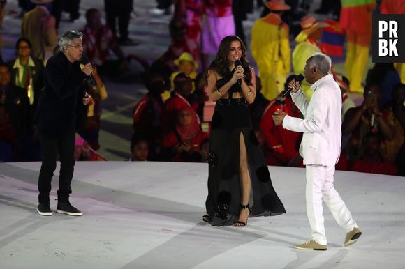 Anitta é amiga de Caetano Veloso. Os artistas possuem música juntos e cantaram na abertura das Olimpíadas de 2016, no Brasil, com Gilberto Gil