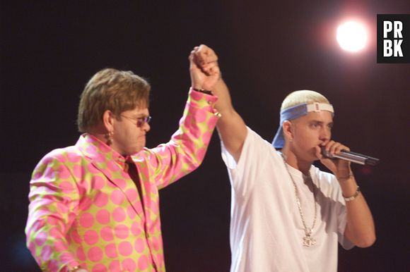 Elton John e Eminem são parças. A amizade dos dois ficou ainda mais forte depois que eles se apresentaram juntos há 20 anos, pelo Grammy de 2001