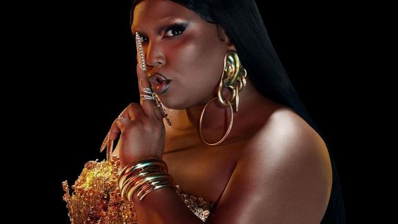 Lizzo sofre racismo e gordofobia em live após lançar "Rumors": "Comentários baixos"